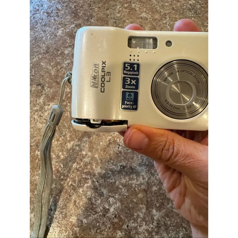 Nikon Coolpix L3 5.1MP CCD Digital Camera Silver Tested Works Battery Door Issue